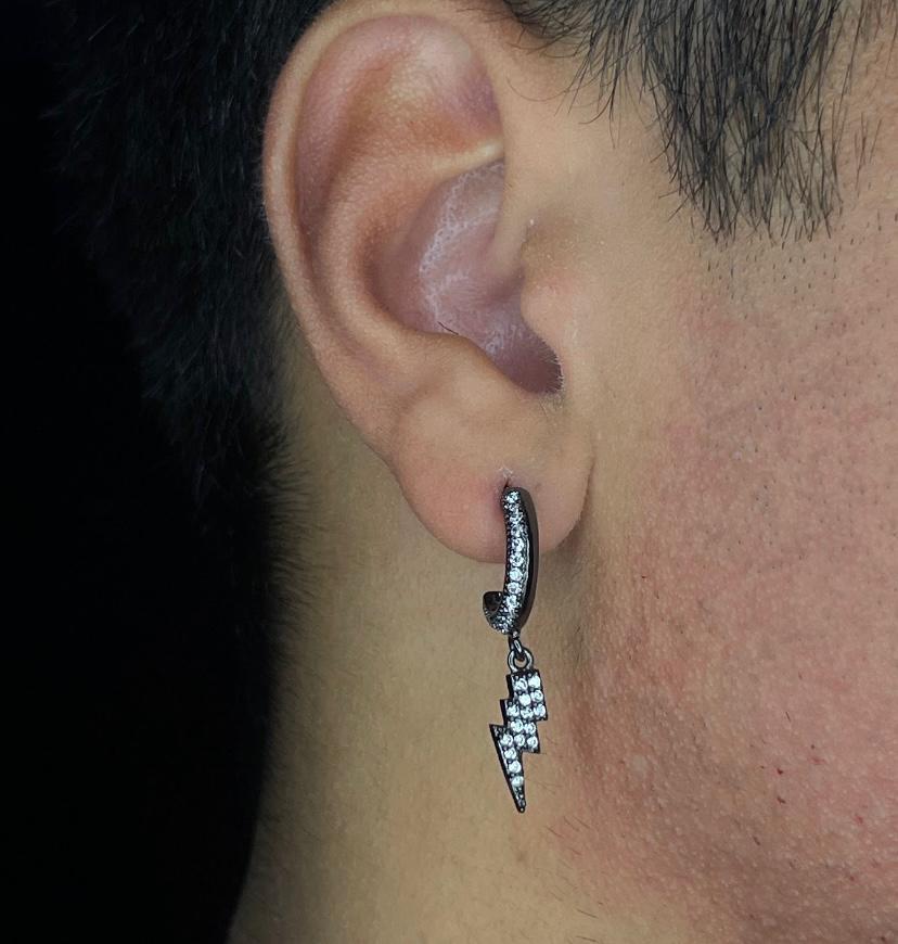 Brinco Raio Preto Cravejado