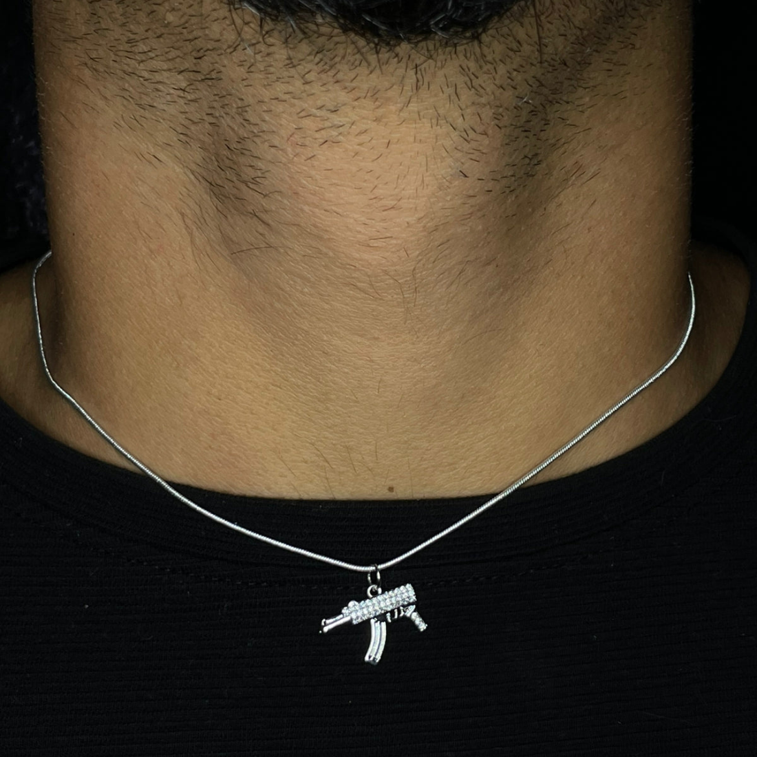 Corrente Pingente Arma Cravejada